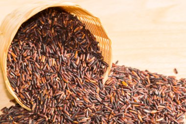 pirinç berry sepet tablo içinde