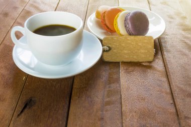 Acıbadem kurabiyesi ve küçük kart ile siyah kahve.