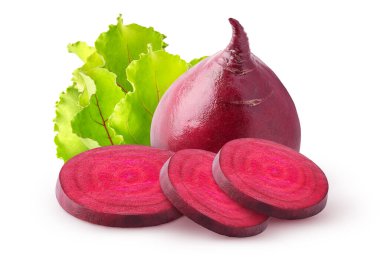 İzole pancar kökleri. Pancar kökü ve yapraklı dilimler beyaz arkaplanda izole edilmiş, kırpma yolu ile