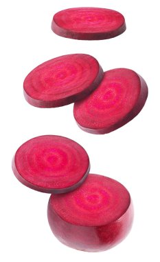 İzole edilmiş uçan pancar kökleri. Kesme yolu ile beyaz arkaplanda izole edilmiş düşen pancar kökü