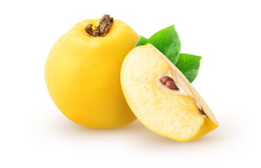 Ayva eti. Tam ayva meyvesi ve beyaz arkaplanda kırpma yolu ile izole edilmiş yaprakları olan bir parça.