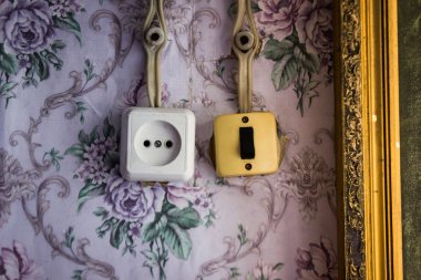 Eski bir ışık anahtarı ve eski kablolama ile güç soketi