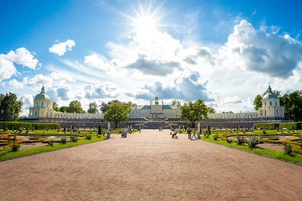 Oranienbaum, el Palacio Menshikov bajo un cielo azul soleado — Foto de Stock