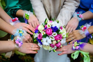 Gelin ve nedimeleri demetleri yakın çekim