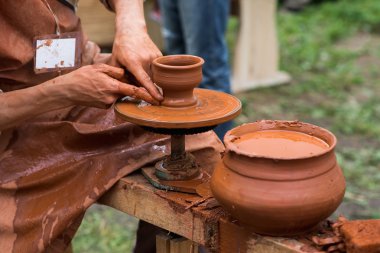 Çömlekçinin elleri, toprak kavanozu yaratıyor.