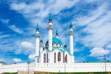 Kazan Kremlin ile bulutlar gökyüzü arka plan üzerinde kul Şerif Camii