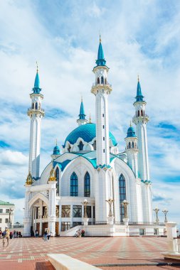 Kazan Kremlin ile bulutlar gökyüzü arka plan üzerinde kul Şerif Camii