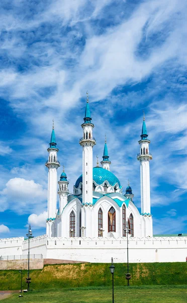 Mezquita Kul Sharif en el Kremlin de Kazán en el fondo del cielo con nubes — Foto de Stock