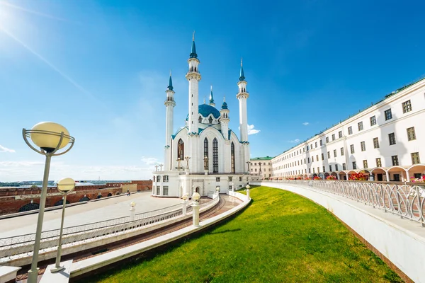 La mezquita de Kul Sherif en el Kremlin de Kazán en tiempo soleado — Foto de Stock