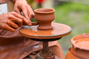 Master potter onun atölyesinde seramik üreten