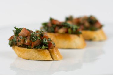 Beyaz, seçici odak üzerinde izole domates salatası ile sandviç