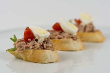 Domates ile sandviç, ton balığı ve beyaz üzerinde izole yumurta, seçici odak