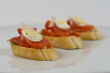 Somon ve yumurta beyaz, seçici odak izole sandviç