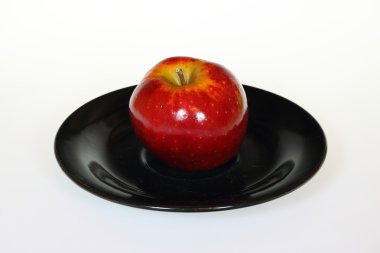 Siyah plaka üzerinde beyaz izole Kırmızı elma