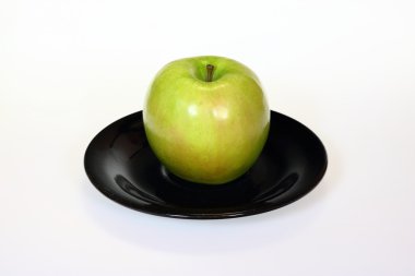 Beyaz izole bir siyah plaka üzerinde yeşil elma