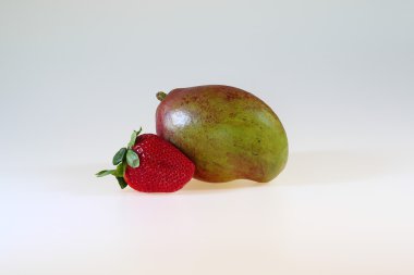 Taze meyve: mango ve hafif bir arka plan üzerinde çilek