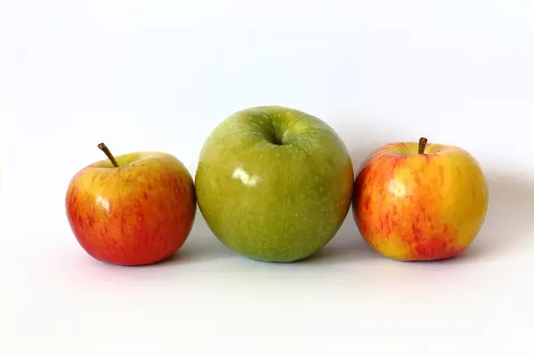 Verde maçã, vermelho e amarelo isolado em branco — Fotografia de Stock