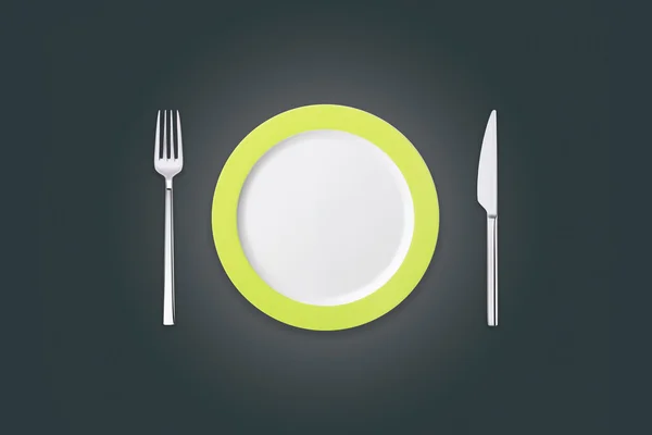 Tallrik med gaffel och kniv på svart bakgrund — Stockfoto