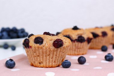 Blueberry muffins beyaz ve pembe arka plan üzerinde
