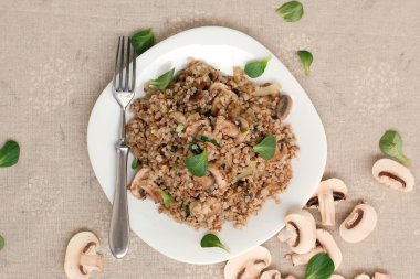 Karabuğday mantar ve marul