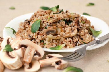 Karabuğday mantar ve marul