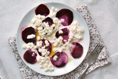 Süzme peynir, kırmızı pancar ve zeytinyağı ile salata