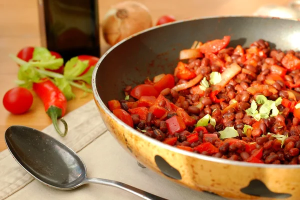 Gekochte Bohnen mit Paprika, Kartoffeln und Chili — Stockfoto