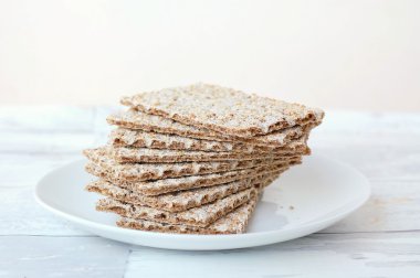 Ahşap arka plan üzerinde tabakta kuru ekmek