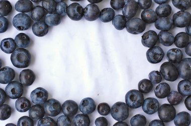 Beyaz arka plan üzerinde yaban mersini çerçevesinden