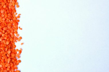 Çerçevelemek--dan yanında beyaz zemin üzerine kırmızı mercimek