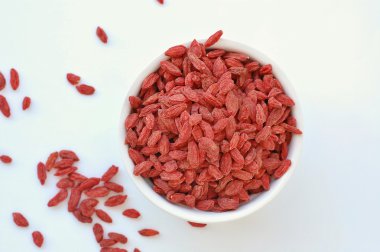 Beyaz arka plan üzerinde kapta Çin goji