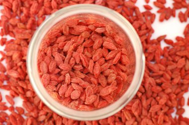 Beyaz arka plan üzerinde kapta Çin goji