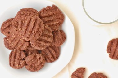 Bir bardak süt ile plaka üzerinde kakao bisküvi