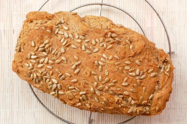 Beyaz arka plan Ayçiçeği tohumları ekmekle