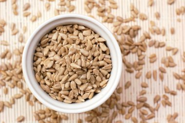 Beyaz arka planda gri ayçiçeği tohumu