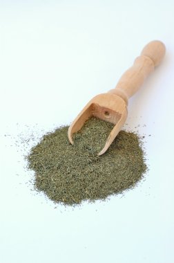 Beyaz arka plan üzerinde Kepçe kuru dereotu