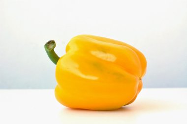 Beyaz arkaplanda sarı biber