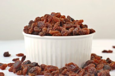 Kase beyaz arka plan üzerinde kuru üzüm