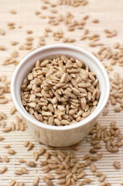 Beyaz arka planda gri ayçiçeği tohumu