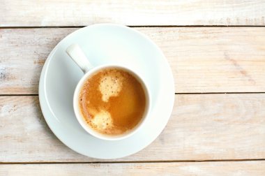 Espresso Kupası ahşap arka plan üzerinde