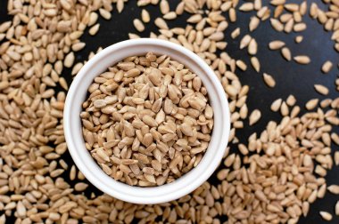 Siyah arka plan üzerine gri ayçiçeği tohumu