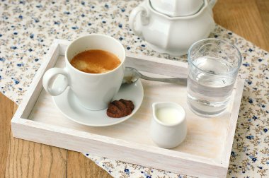 Espresso fincan süt, bisküvi ve şeker Havzası ile