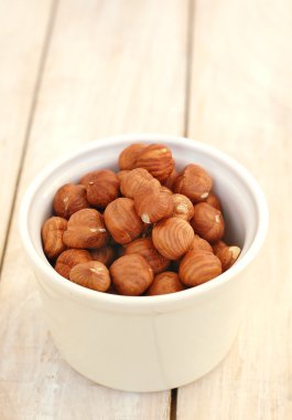 Ahşap arka plan üzerinde kase fındık