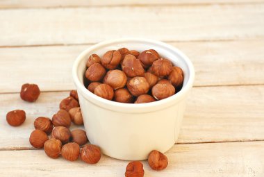 Ahşap arka plan üzerinde kase fındık