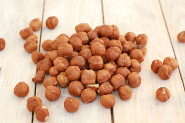 ahşap zemin üzerine fındık