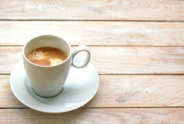 Espresso Kupası ahşap arka plan üzerinde