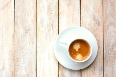 Espresso Kupası ahşap arka plan üzerinde