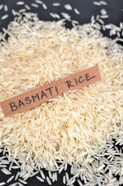 Risotto pirinç kase siyah arka plan üzerine