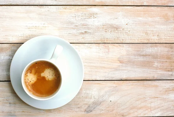 Espresso Kupası ahşap arka plan üzerinde