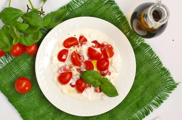 Salade de tomates cerises et fromage cottage au basilic et à l'huile d'olive — Photo